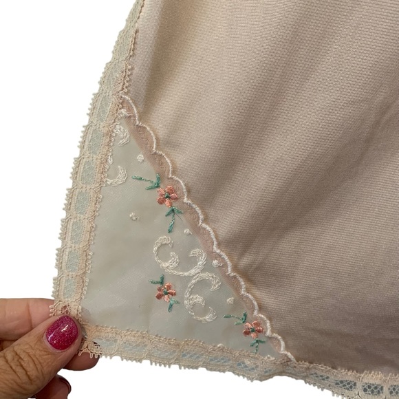 Vanity Fair Vintage Half Slip with Lace and Embroidery made is USA - Picture 3 of 6